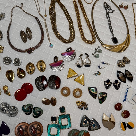 Lot Of 128 VINTAGE TO NOW JEWELRY w/ Marked Pieces Necklaces Earrings,etc HUGE - Picture 6 of 12